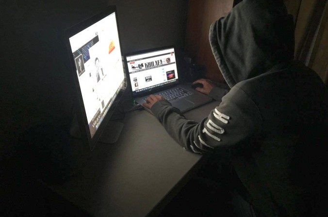 Le pirate anti-terroriste membre d’ Anonymous, WauchulaGhost, travaille sur un ordinateur portable. (Avec l’aimable autorisation de WauchulaGhost)