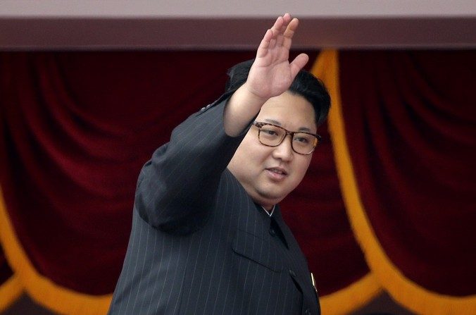 Le leader nord-coréen, Kim Jong Un salue les participants d'une parade au Square Kim II Sung de Pyongyang, en Corée du nord, le 10 mai 2016. L'armée de Corée du sud a accusé son voisin d'avoir lancé un tir ballistique de missile le 3 août dernier dans la mer. (AP Photo/Wong Maye-E, File)