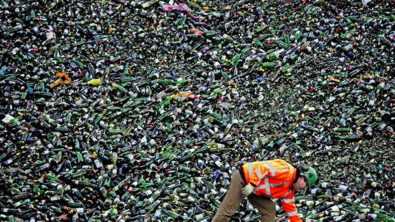 : L’avenir devra passer inévitablement par un recyclage intelligent des produits de consommation. Cela induit une rationalisation du cycle de vie d’un objet, de sa conception à sa fin de vie, en passant par son utilisation. (ROBIN UTRECHT/AFP/Getty Images)