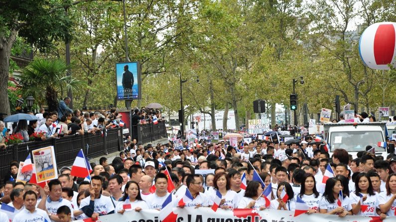 Dimanche 4 septembre, la communauté asiatique défilait dans les rues de Paris. (YinHu/Dajiyuan)
