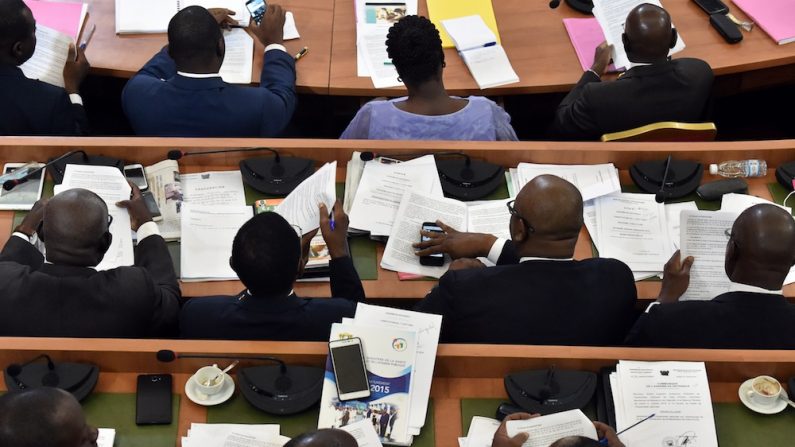 Les membres du parlement de Côte-d'Ivoire examinent le projet de la nouvelle constitution du pays demandé par le président ivoirien Alassane Ouattara, le 11 Octobre, 2016 à l'Assemblée nationale à Abidjan. Le texte sera soumis par référendum aux Ivoiriens à la fin du mois. (ISSOUF SANOGO / AFP / Getty Images)