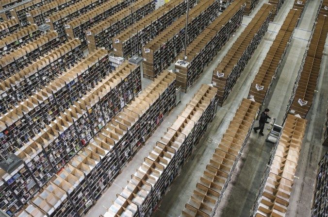 Un employé pousse un chariot dans un entrepôt d’Amazon à Brieselang, Allemagne. (Sean Gallup/Getty Images)