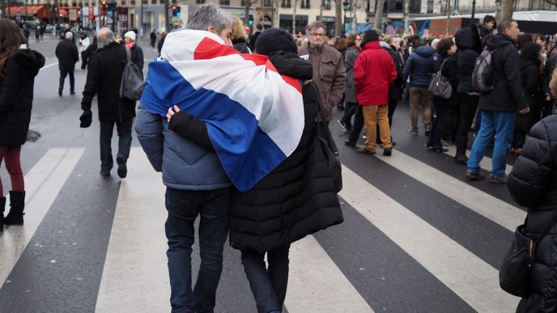 Un couple quitte la place de la République le 10 janvier 2016 à Paris, après la commémoration des attentats à Charlie Hebdo et à l'Hyper Cacher. Rosco/Flickr, CC BY-NC-SA