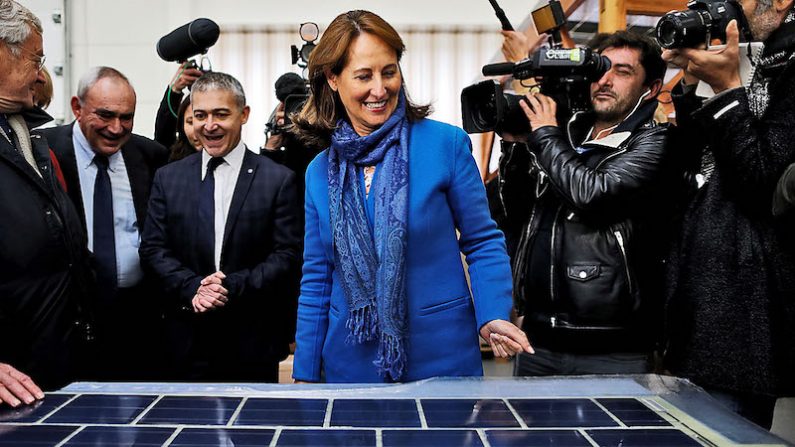 Ségolène Royal en visite à l’usine de fabrication de la route solaire, le 24 octobre 2016 dans l’Orne. (CHARLY TRIBALLEAU/AFP/Getty Images)