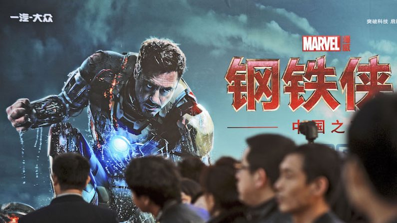 Une affiche du film Iron Man 3. Le réalisateur du film a multiplié les gestes pour satisfaireles attentes du régime chinois.  (WANG ZHAO/AFP/Getty Images)