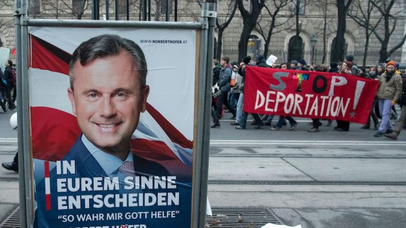 Une affiche du candidat Norbert Hofer avec, en toile de fond, une manifestation de soutien aux réfugiés. (JOE KLAMAR/AFP/Getty Images)