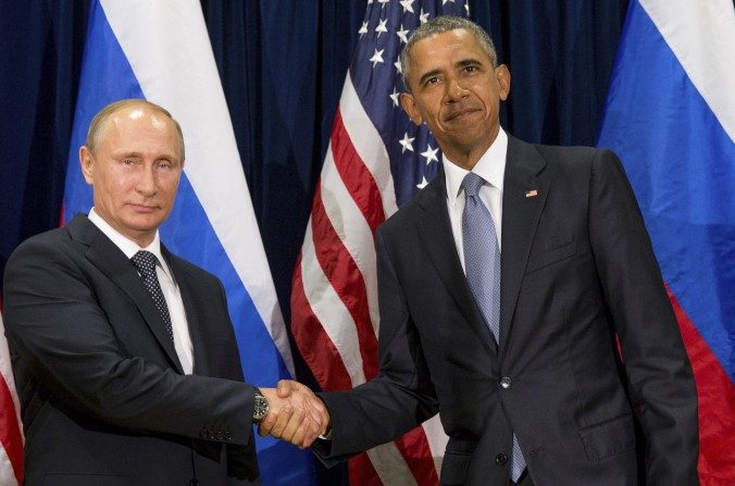 Photo du président américain Barack Obama (D) et du président russe Vladimir Poutine (G) posant pour les médias avant une réunion bilatérale au siège des Nations Unies. (AP Photo / Andrew Harnik)