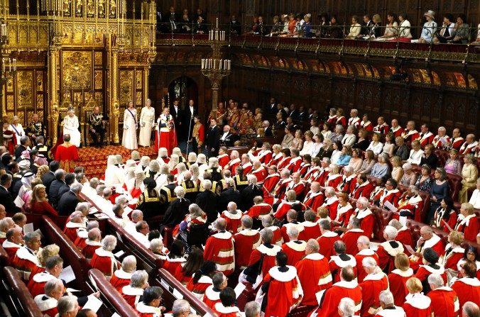 La Reine Elizabeth II lors de son discours à la Chambre des Lors au Westminster Palace à l’ouverture du Parlement à Londres le 27 mai 2015 (Alastair Grant/WPA Pool/Getty Images)