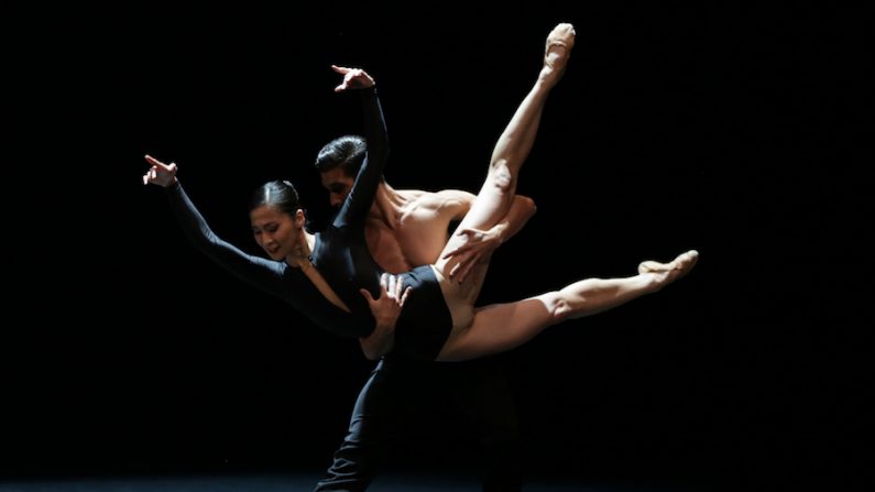 Miyuki Kanei et Daniel Vizcayo. La Belle et la Bête (© Olivier Houeix)