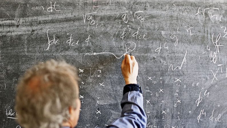 Les élèves français se placent tout en bas de l’échelle internationale en mathématiques et en sciences. (Dean Mouhtaropoulos/Getty Images)