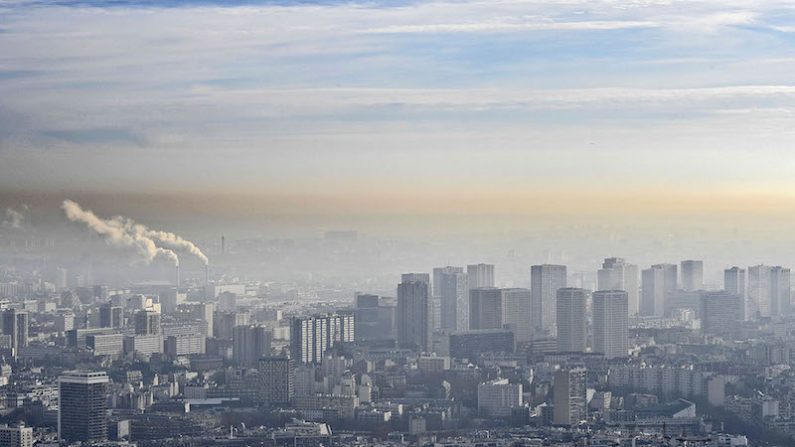 Paris asphyxiée sous la couche de pollution, le 9 décembre. (BERTRAND GUAY/AFP/Getty Images)