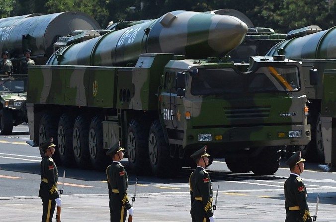 Les missiles balistiques DF-26 lors du défilé militaire sur la place Tiananmen à Pékin, le 3 septembre 2015. (Greg Baker / AFP / Getty Images)

