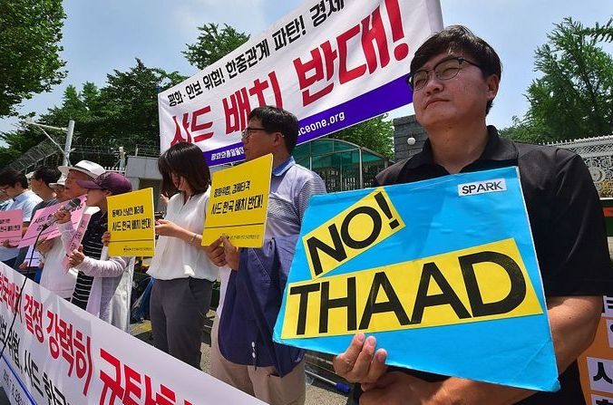 Les militants de la Corée du Sud s’opposent au déploiement dans leur pays du système américain de défense antimissile THAAD. Photo: JUNG YEON-JE / AFP / Getty Images