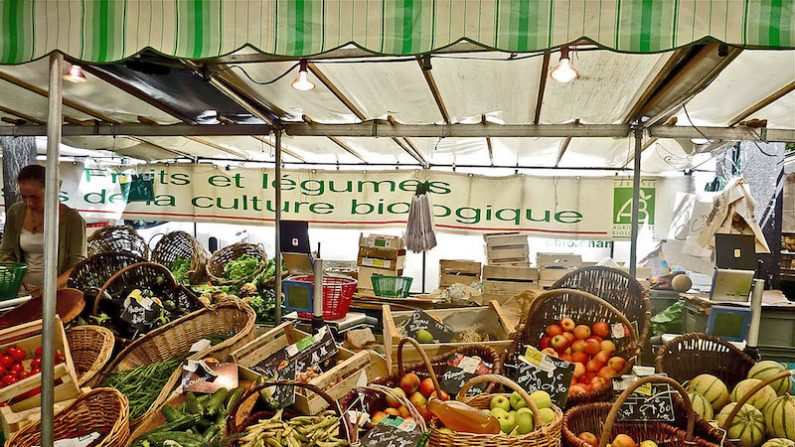 Le marché bio sur le boulevard Raspail au coeur du 6e arrondissement de Paris un dimanche matin. (jadoremonmarche.com)