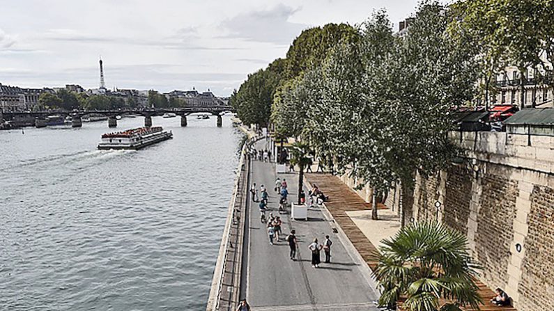 La fermeture estivale des berges de Seine ou « Paris plage » rencontre un vif succès chaque année. (MIGUEL MEDINA/AFP/Getty Images)