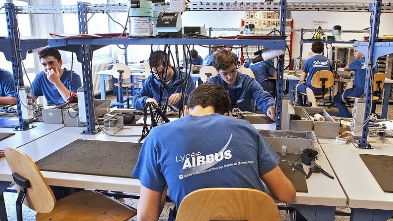 : Des étudiants en formation dans une école d’apprentissage pour les emplois de la branche aéronautique d’Airbus, à Toulouse. (PASCAL PAVANI / AFP / Getty Images)