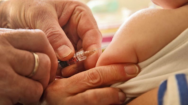 Le Conseil d’État pourrait préconiser un retour au seul vaccin DTP obligatoire dans les pharmacies.  (Sean Gallup/Getty Images)