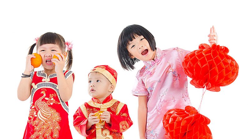 Des enfants asiatiques en costumes traditionnels chinois. (cheongsam)