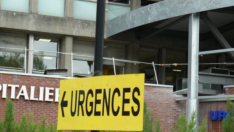 Panneau d'orientation devant le Centre hospitalier de Lisieux. L'épidémie de grippe menace de saturer certains hôpitaux publics. Dan d'Auge/Flickr, CC BY-NC-ND