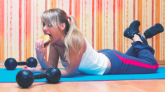 Faire moins d’exercice et manger plus