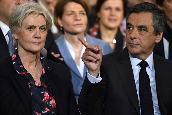 François Fillon et son épouse, le 29 janvier à Paris. (ERIC FEFERBERG/AFP/Getty Images)