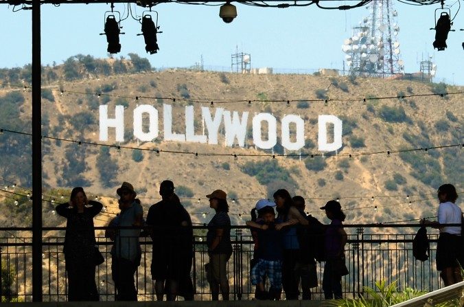 Les touristes en face du symbole de Hollywood à Los Angeles, le 28 Juin 2013. (Kevork Djansezian / Getty Images)