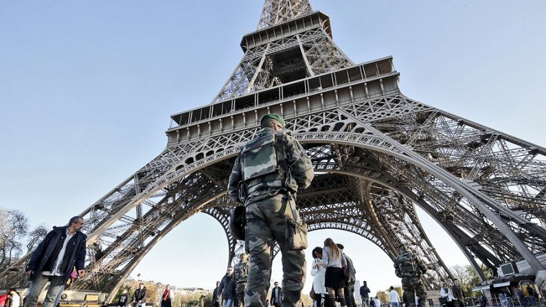 Moins de touristes étrangers sont venus en France en 2016, mais le pays reste toujours la première destination touristique mondiale.  (FRANCOIS GUILLOT/AFP/Getty Images)