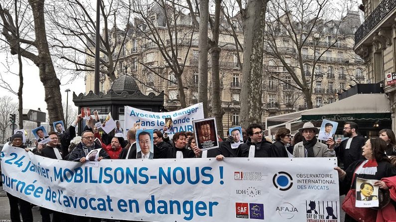 : Les avocats du Barreau de Paris, le 26 janvier, en face de l’ambassade de Chine. (Ximei/Da Ji Yuan)