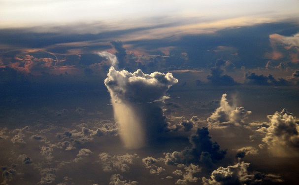 Les rivières atmosphériques jouent un rôle particulier dans l’humidité de l’atmosphère, causant des tempêtes tropicales par leur déplacement horizontal. (huw-ogilvie / Flickr)