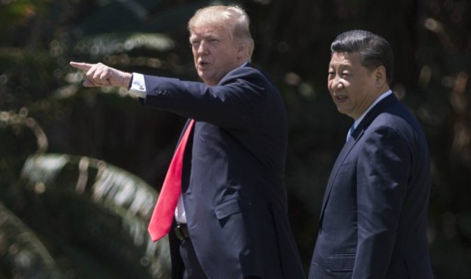 Le président américain Donald Trump et le dirigeant chinois Xi Jinping à la résidence Mar-a-Lago à West Palm Beach, en Floride, le 7 avril 2017. (Jim Watson / AFP / Getty Images)
