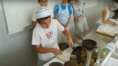 Apprendre la cuisine aux collégiens pour qu’ils se nourrissent mieux