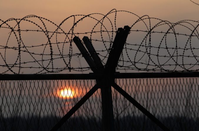 Une clôture de barbelés au point de contrôle militaire à Paju, Corée du Sud, près de la zone démilitarisée séparant les Corées du Sud et du Nord, le 6 janvier 2016. (Chung Sung-jun / Getty Images)