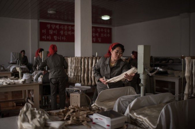 Une ouvrière traite la soie à l’usine de soierie de Kim Jong Suk à Pyongyang, Corée du Nord, le 21 février 2017. (Ed Jones/AFP/Getty Images)