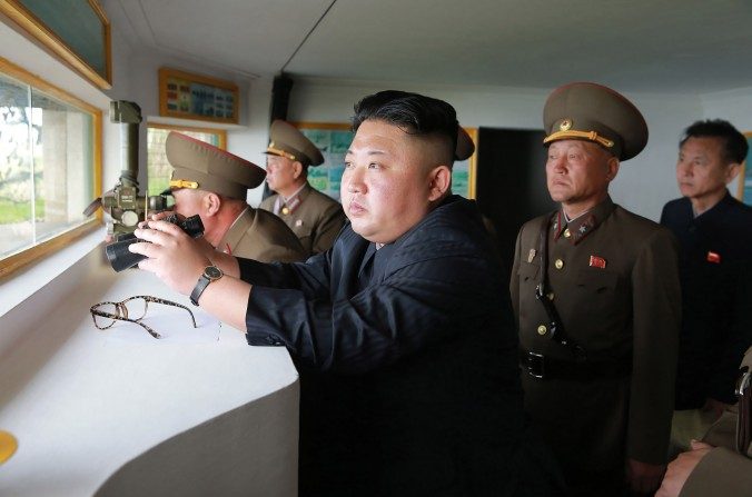 Une photo non datée du dirigeant nord-coréen Kim Jong-Un (au centre) publiée par l’agence de presse gouvernementale de la Corée du Nord le 5 mai 2017. (STR/AFP/Getty Images)