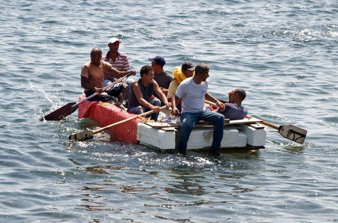 Des Cubains sur un bateau de fortune, cherchant à émigrer aux États-Unis, juste avant d'être arrêtés par des militaires cubains, près de La Havane, le 4 juin 2009. (Adalberto Roque / AFP / Getty Images)