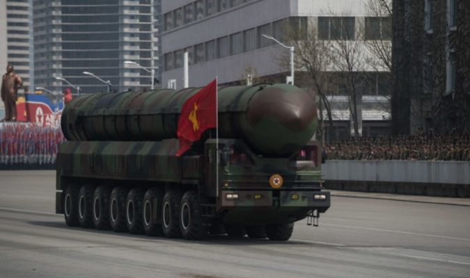 Un missile non identifié de l'Armée populaire de Corée (APC) présenté lors du défilé militaire marquant le 105e anniversaire du fondateur nord-coréen Kim Il-Sung, à Pyongyang, le 15 avril 2017. (ED JONES / AFP / Getty Images)
