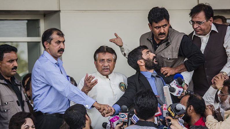 Ex-Président du Pakistan, Pervez Musharraf, répond à la foule à son arrivée au Pakistan. (Photo de Daniel Berehulak/Getty Images)