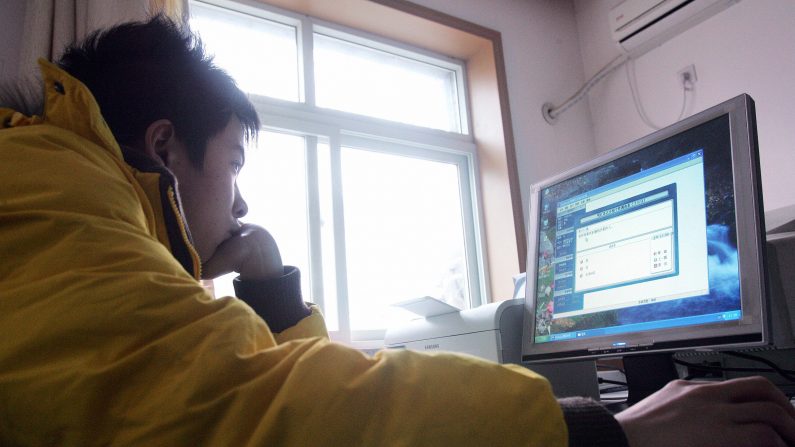 Un jeune Chinois utilise un ordinateur qui n’offre pas d’accès aux jeux en ligne dans le centre de traitement des drogués d’Internet dans la banlieue sud-est de Daxing à Pékin le 1er mars 2007. (AFP/AFP/Getty Images)