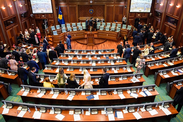 Des membres du Parlement quittent une session parlementaire à Pristina, Kosovo, le 3 août 2017. (ARMEND NIMANI/AFP/Getty Images)