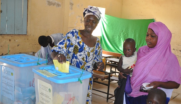 Une femme dépose son bulletin de vote lors du référendum le 5 août 2017 à Nouakchott, en Mauritanie. (STR/AFP/Getty Images)