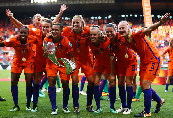 Les Oranje, l'équipe néerlandaise, savourent leur victoire au terme de la finale Euro 2017 Dames. (Dean Mouhtaropoulos/Getty Images)