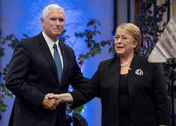 Le vice-président américain Mike Pence (g) a rencontré la présidente chilienne Michelle Bachelet au palais présidentiel de La Moneda à Santiago, Chili, le 16 août 2017. (MARTIN BERNETTI/AFP/Getty Images)