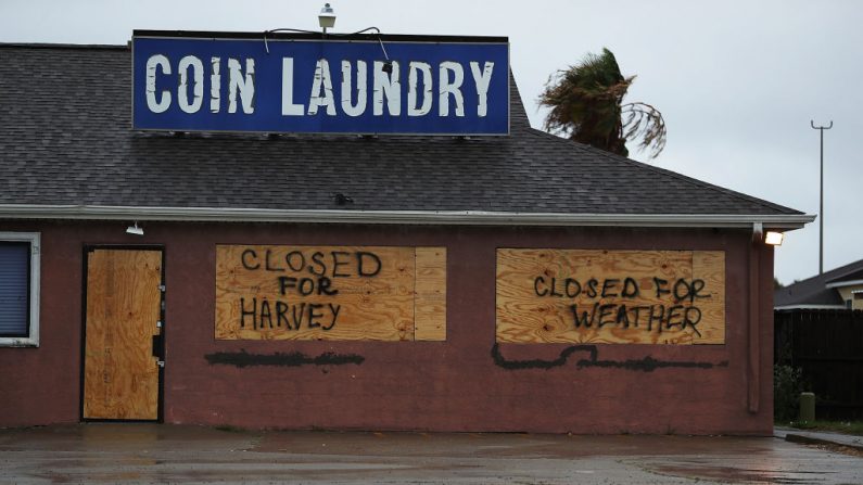 Le Texas se protège de l'ouragan Harvey. Le 25 août 2017, Corpus Christi, Texas.  Photo de Joe Raedle/Getty Images)