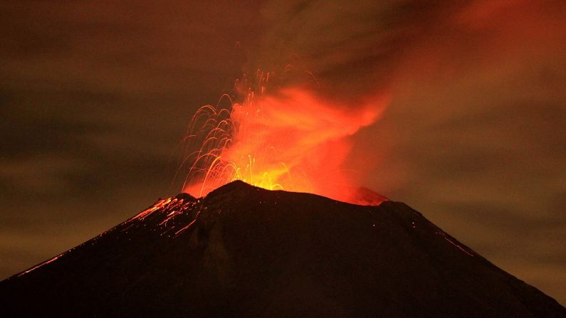 Le nuage de cendres du volcan Popocatepetl au Mexique, à 54 km de la ville de Mexico, vu depuis San Mateo Ozolco dans l’État mexicain central de Puebla le 4 juillet 2013. (Pablo Spencer/AFP/Getty Images)