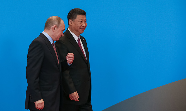Le numéro un chinois Xi Jinping (D) avec son homologue russe Vladimir Poutine.
 (Roman Pilpey-Pool/Getty Images)