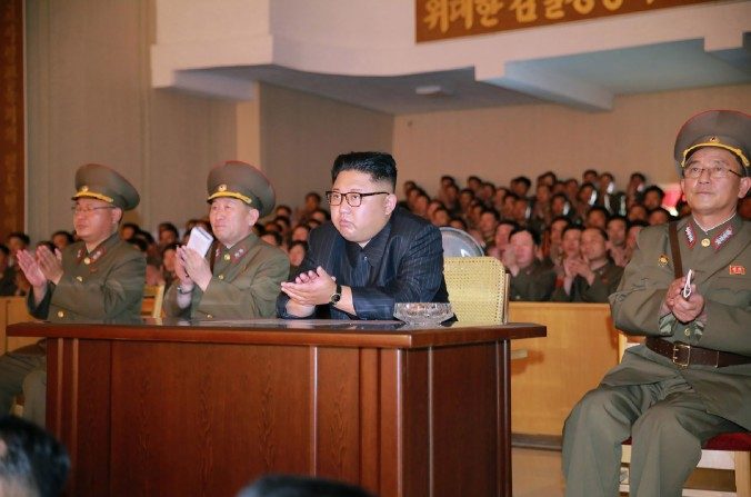 Cette photo publiée le 14 août 2017 par l’agence de presse officielle nord-coréenne KCNA, montre le dictateur communiste nord-coréen Kim Jong-Un lors de l'inspection du commandement de la Force stratégique de l'Armée populaire coréenne dans un endroit tenu secret en Corée du Nord. (STR/AFP/Getty Images)