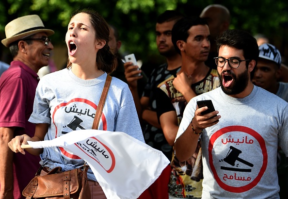 Manifestation du 16 septembre 2017 à Tunis pour protester contre la loi passée deux jours plus tôt amnistiant les officiels accusés de corruption sous le régime du dictateur  Zine El Abidine Ben Ali.
(FETHI BELAID/AFP/Getty Images)