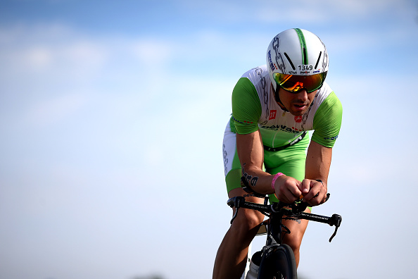 Un participant à la compétition de cyclisme.
(Photo by Charlie Crowhurst/Getty Images for IRONMAN)

