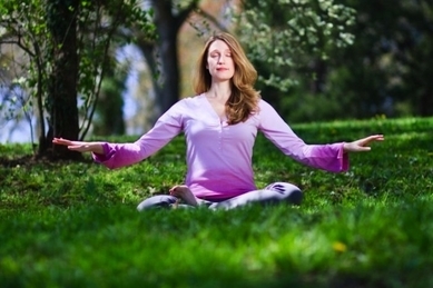 Une femme pratique la méditation assise du Falun Gong. Les chercheurs ont découvert que la méditation et la pensée positive peuvent produire des changements et le développement de traits positifs dans le cerveau à long terme. (Jeff Nenarella / The Epoch Times)