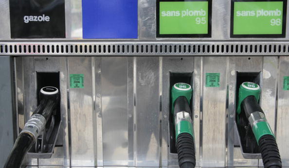 Le prix du carburant à la pompe est lié au cours du baril. (PASCAL PAVANI/AFP/Getty Images)